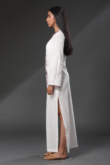 Zeefaa_White Cotton Floral Motifs V Neck Embroidered Kaftan_Online_at_Aza_Fashions