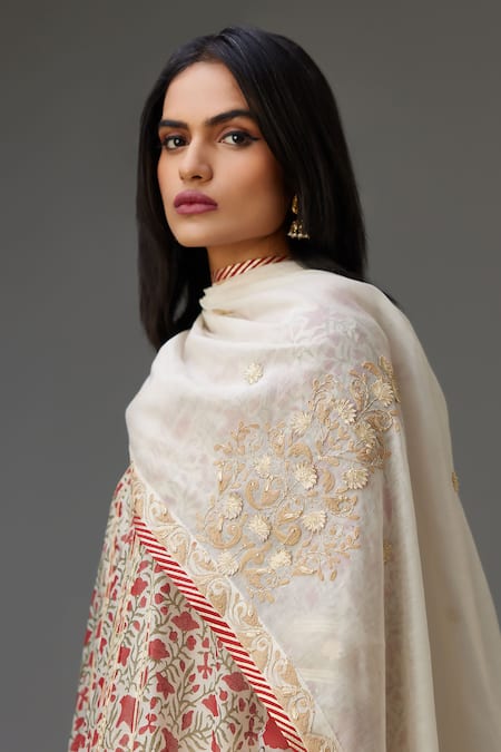 Buy_Kora_Red Silk, Cotton, Chanderi Gota Patti, Embroidery, Tassels V-neck Kurta Set 