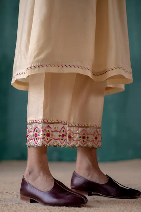 Shop_Amisha Kothari_Beige Cotton, Organza, Embroidery V-neck Vibha Kurta Pant Set _Online_at_Aza_Fashions