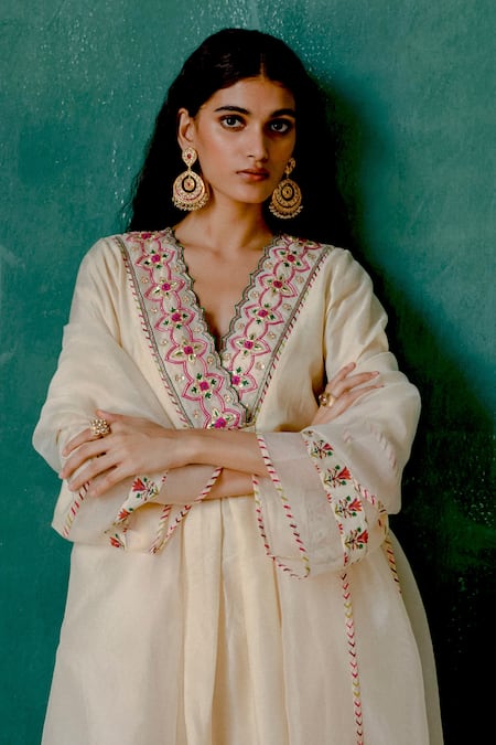 Amisha Kothari_Beige Cotton, Organza, Embroidery V-neck Vibha Kurta Pant Set _at_Aza_Fashions