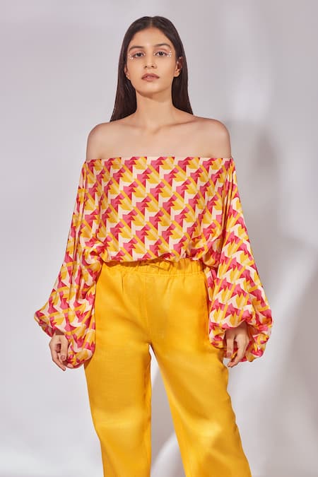 Senren by Eshana Raut_Yellow Top Crepe Geometric Straight Pattern Off Shoulder And Pant Set _Online_at_Aza_Fashions