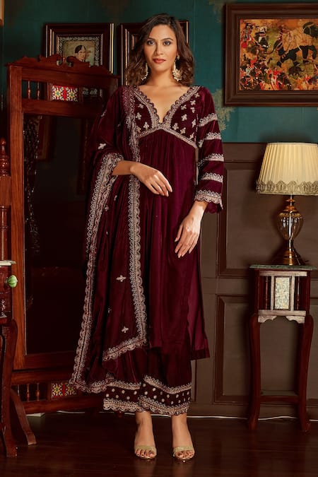 Priyanka Jain Aari Embroidered Kurta Set 