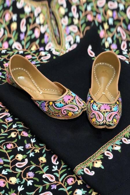 Cilwana Studio Black Embroidered Paisley Juttis 