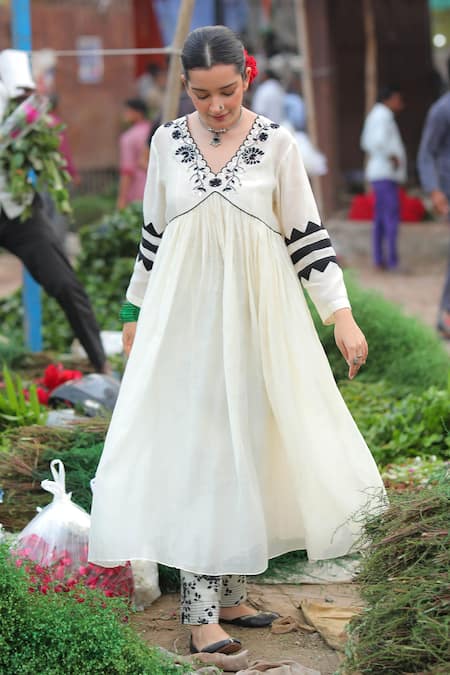 Shop Raiman Off White Chanderi, Organza Embroidery V-neck Anarkali Set at Aza Fashions Shop_Raiman_Off White Chanderi, Organza Embroidery V-neck Anarkali Set _at_Aza_Fashions