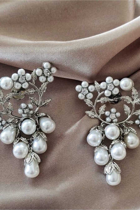 THE JEWEL FACTOR White Grape Vine Shaped Earrings 