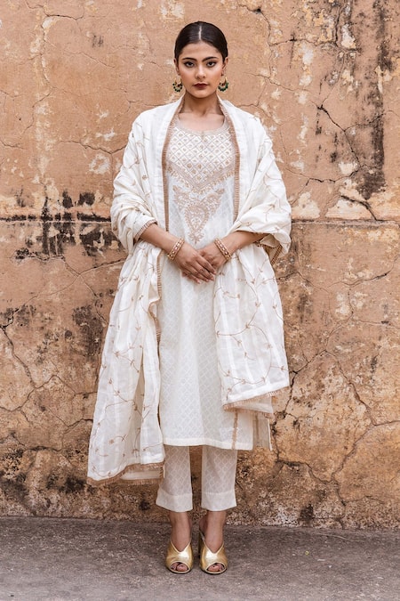 Shop Gulabo Jaipur White Cotton Embroidery, Lace Round Neck Emira Zardozi Hand Kurta Set at Aza Fashions Shop_Gulabo Jaipur_White Cotton Embroidery, Lace Round Neck Emira Zardozi Hand Kurta Set _at_Aza_Fashions