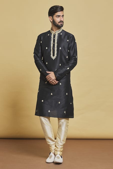 Samyukta Singhania Leaf Embroidered Kurta Set 