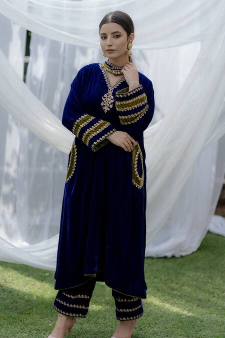 Buy Daljit Sudan Cream Velvet Kashmiri Tilla Aari V Neck Phiran Kurta And Pant Set at Aza Fashions Buy_Daljit Sudan_Cream Velvet Kashmiri Tilla Aari V Neck Phiran Kurta And Pant Set_at_Aza_Fashions