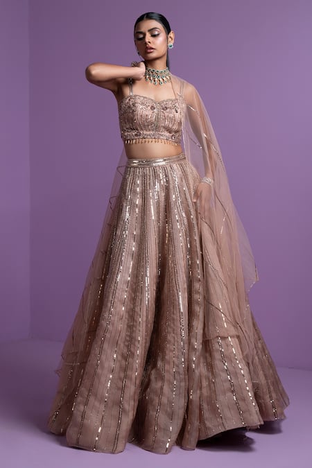 Indian Wedding Guest Outfit Ideas That Can Never Go Wrong - Paperblog |  Indian wedding guest dress, Indian wedding outfits, Guest outfit