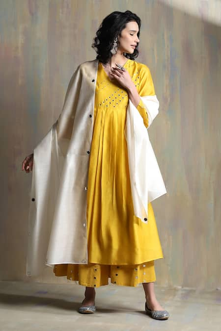 Charkhee Embroidered Bell Sleeve Chanderi Kurta Set 