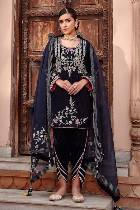 Ajiesh Oberoi Embroidered Short Kurta Set 