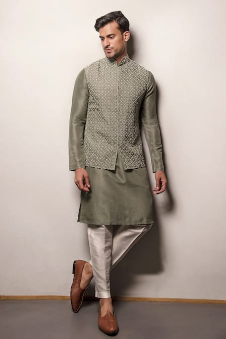 Darshika Menswear Green Silk Organza Embroidery Thread Geometric Bundi And Kurta Set 