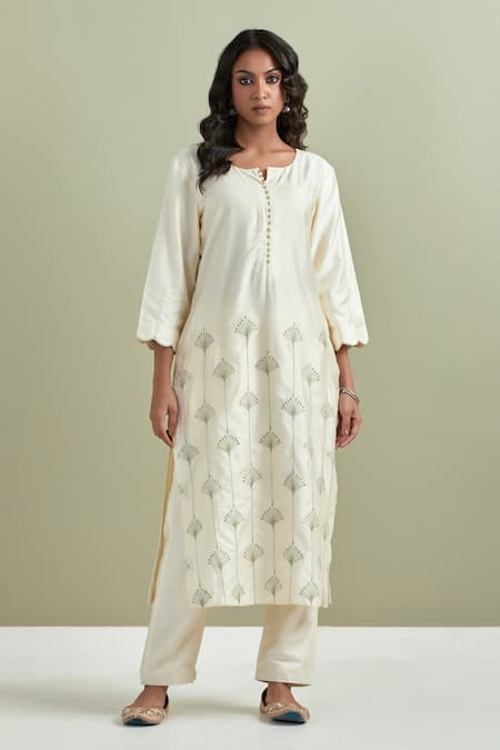 Priya Chaudhary Off White Chanderi Silk Sequins Split V-neck Floral Embroidered Kurta And Pant Set 