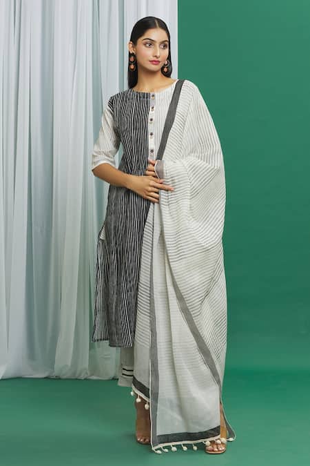 Banana Labs White Cotton Tassels Round Neck Printed Kurta Set 