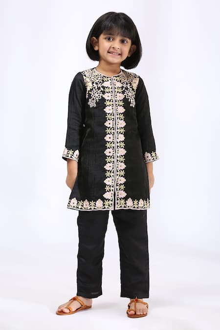 Neha Gursahani Black Satin Linen Embroidery Thread Work Kurta And Pant Set 