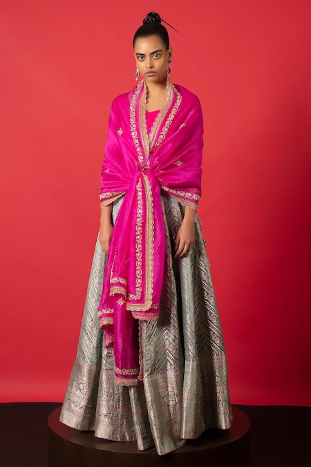 This bride dressed in a grey lehenga is an epitome of grace and class!  Would you trade the usual red and pink lehengas for this offbeat… |  Instagram