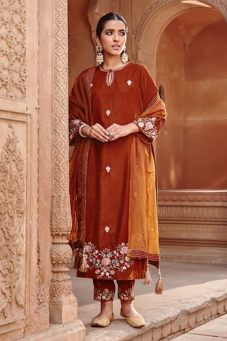 Ajiesh Oberoi Embroidered Straight Kurta Set 