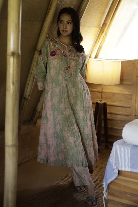 Raiman_Green Cotton Embroidery Round Neck Thread Kurta And Pant Set _Online_at_Aza_Fashions