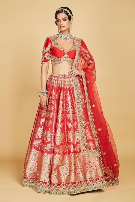 Trending Bridal Lehenga With Contrast Dupatta | Unique Lehenga Designs |  Best Le… | Asian wedding dress pakistani, Bridal lehenga collection, Indian  wedding outfits