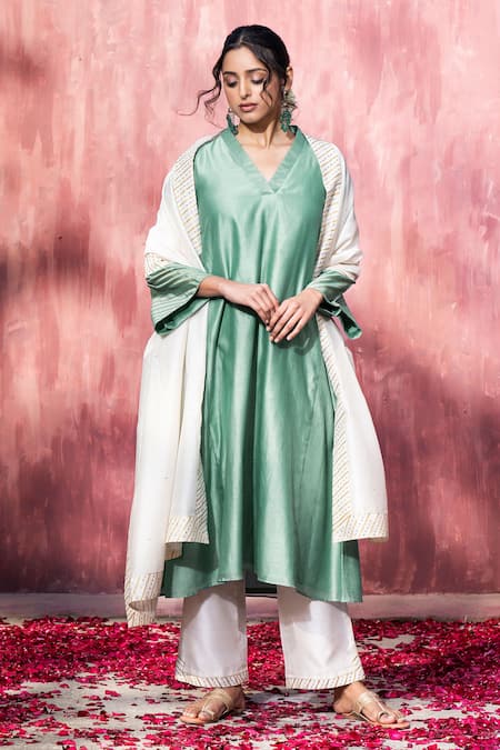 Embroidered Women Straight Chanderi Silk kurti pent set with net dupatta at  Rs 490/set in Ahmedabad