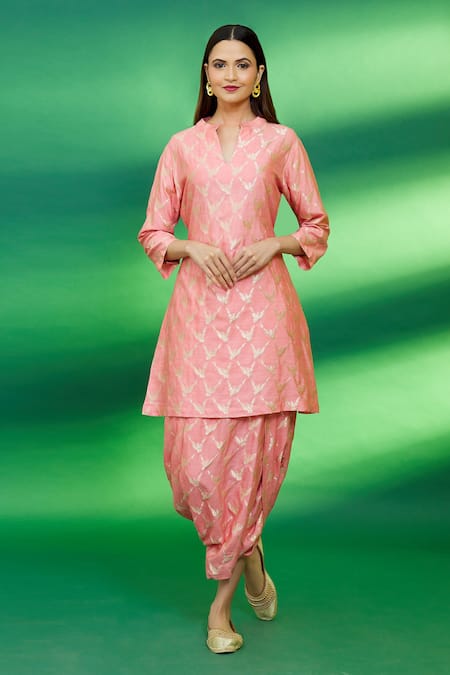 Pinki Sinha Pink Chiniya Silk Woven Banarasi Mandarin Collar Floral Kurta And Dhoti Pant Set 