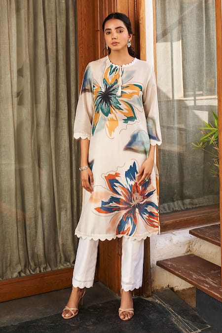 Buy Yellow Kurta Printed Pure Silk And Embroidery Floral V Neck Set For  Women by Pairaahan Online at Aza Fashions.