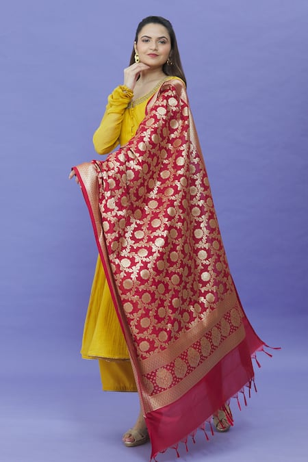 Naintara Bajaj Floral Vine Pattern Banarasi Dupatta 