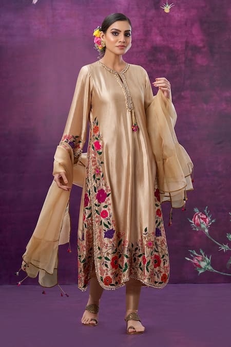 Label Niti Bothra Kora Silk Floral Applique Kurta Set 