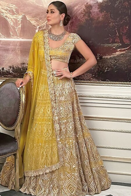 Gold flared lehenga with red shawl and curved border dupatta – Ricco India