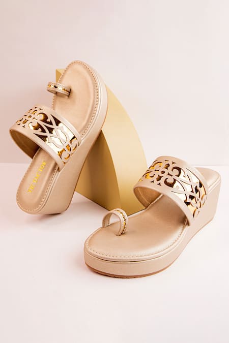 LILIANA Esso-3 Jewel Toe Ring Wedges ESSO-3/NUDE - Shiekh