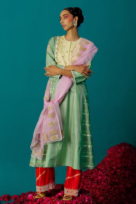 Latha Puttanna Pink Embroidered Tiger Silk Organza And Pearl Work Dupatta 