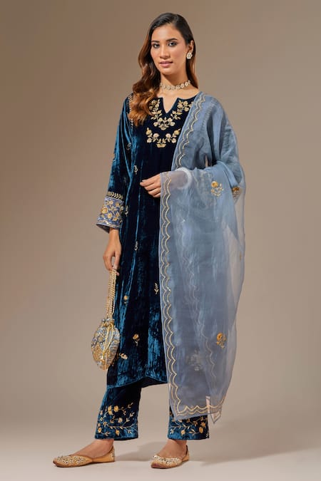Anantaa By Roohi_Blue Velvet Floral Notched Placed Embroidered Kurta _Online_at_Aza_Fashions