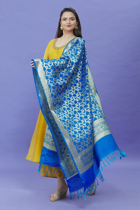 Naintara Bajaj Floral Pattern Blue Dupatta 