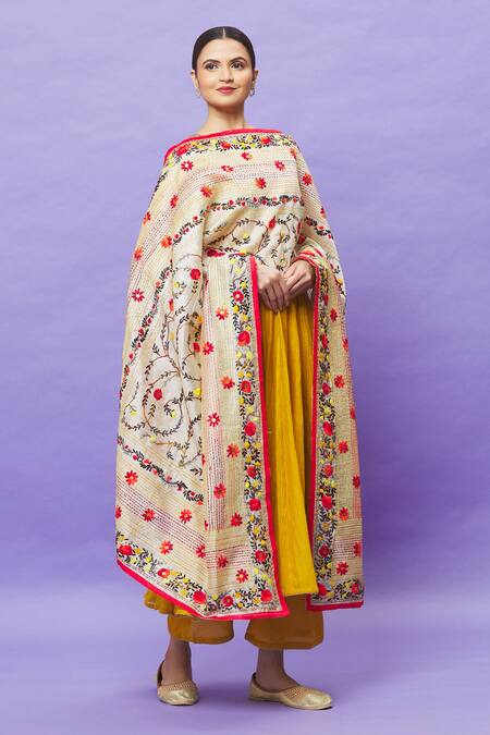 Samyukta Singhania_Off White Cotton Silk Floral And Figurine Pattern Phulkari Dupatta_Online_at_Aza_Fashions