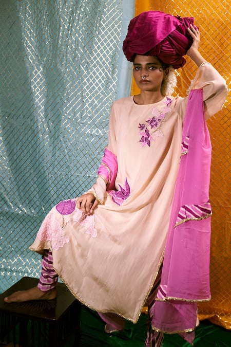 17:17 by Simmi Saboo Floral Embroidered Kurta Set 