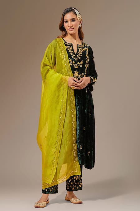 Anantaa By Roohi_Green Velvet Floral Notched Embroidered Kurta _Online_at_Aza_Fashions