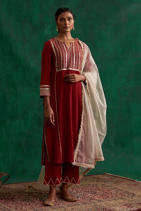 Rekha Agra Hand Embroidered Crinkled Kurta Set 