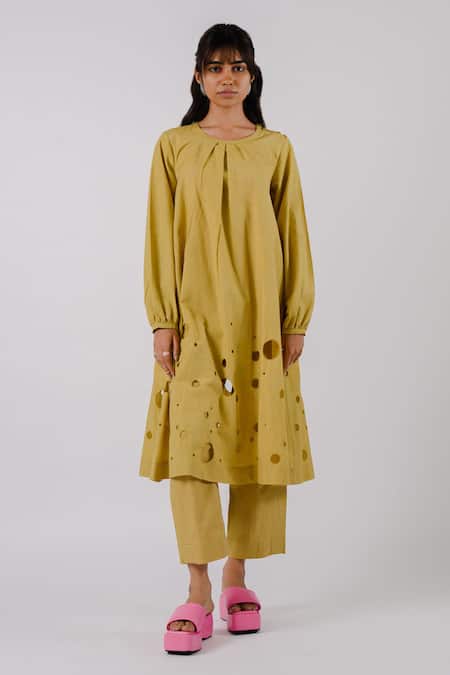 Tussah By Siddhi Shah Green Cotton Cut-work Round Flared Hem Kurta With Pant  