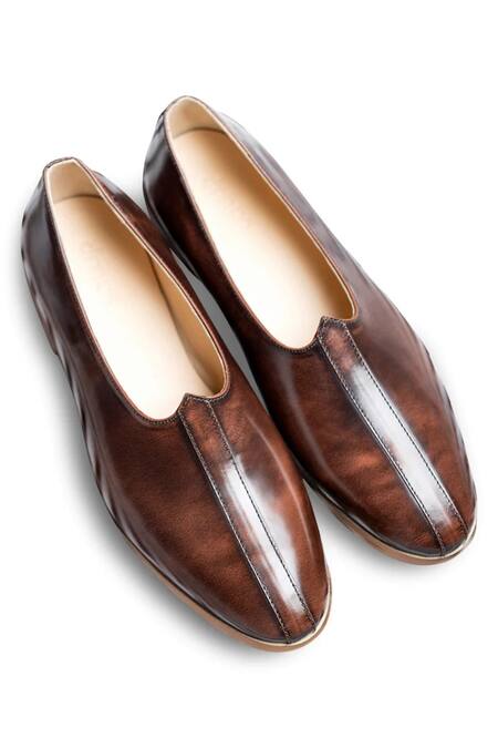 Buy Dmodot Brown Leather Mojaris With Stitch Detailing at Aza Fashions Buy_Dmodot_Brown Leather Mojaris With Stitch Detailing_at_Aza_Fashions