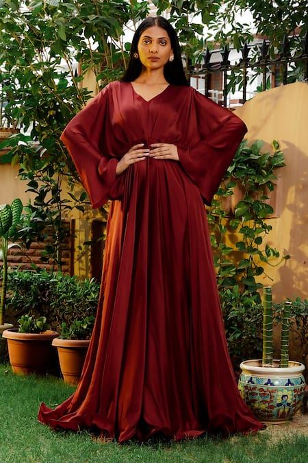 Deepika Padukone Embraces Old Hollywood Glam In A Blue Velvet Gown -  BridalTweet Wedding Forum & Vendor Directory