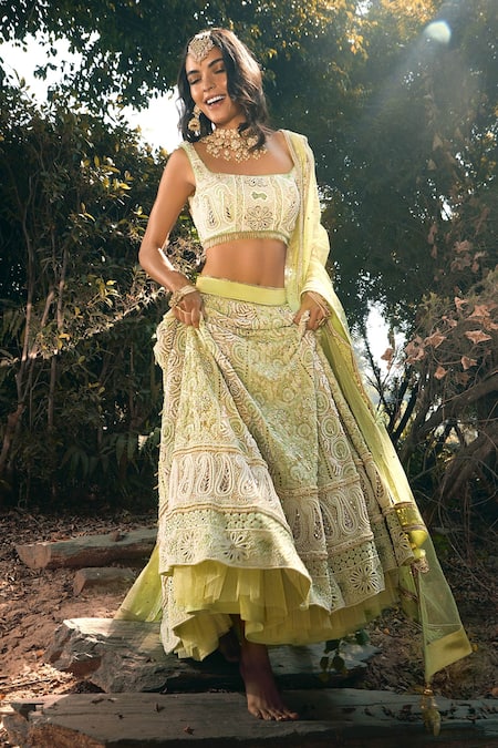 Buy Gold & White Lehenga Choli Sets for Women by MAYBELL Online | Ajio.com