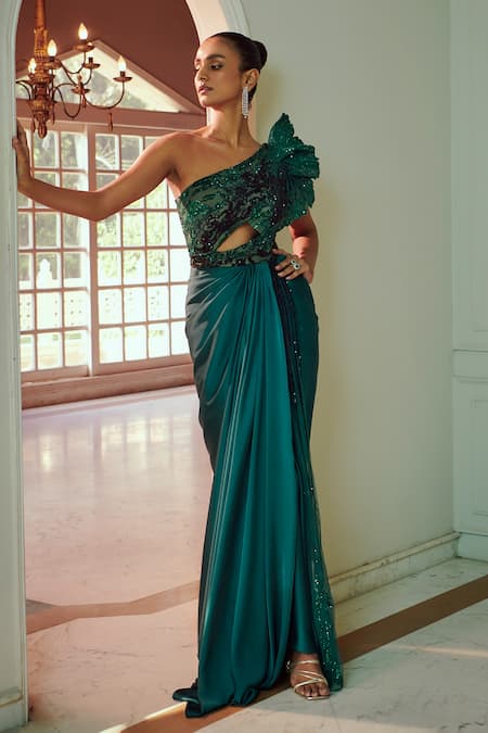 Amazing Outfits | Long dress design, Indian gowns dresses, Long gown design