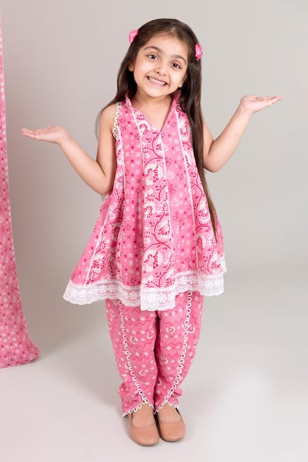Chotibuti Panelled Kurta And Dhoti Pant Set 