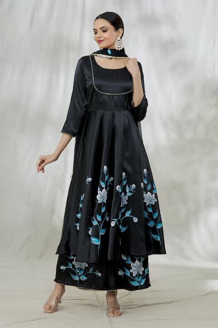 The Black long length Border printed Anarkali kurti Dress usually extends  till the ankles or beyond,