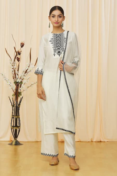 Samyukta Singhania Straight Round Neck Kurta Set 