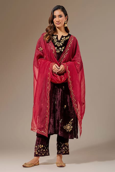Anantaa By Roohi_Wine Velvet Floral Notched Embroidered Kurta _Online_at_Aza_Fashions