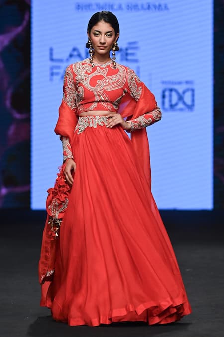 Ananya Panday stuns in shiny golden lehenga at Lakme Fashion Week 2019 |  Boldsky - video Dailymotion