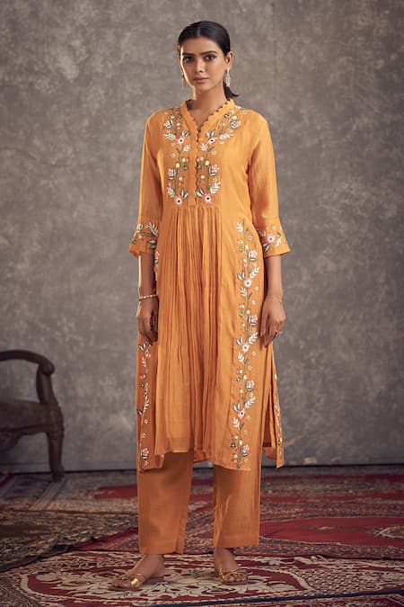 Hirika&Dhruti Chanderi Floral Embroidered Kurta & Pant Set 