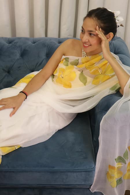 Meghstudio White Viscose Chiffon Hand Painted Saree With Unstitched Blouse Piece  