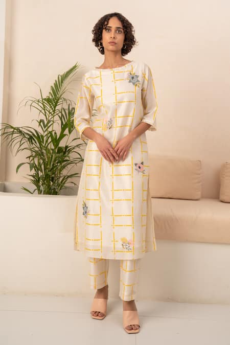Arcvsh By Pallavi Singh Ivory Chanderi Round Neck Geometric And Floral Print Kurta With Pant 